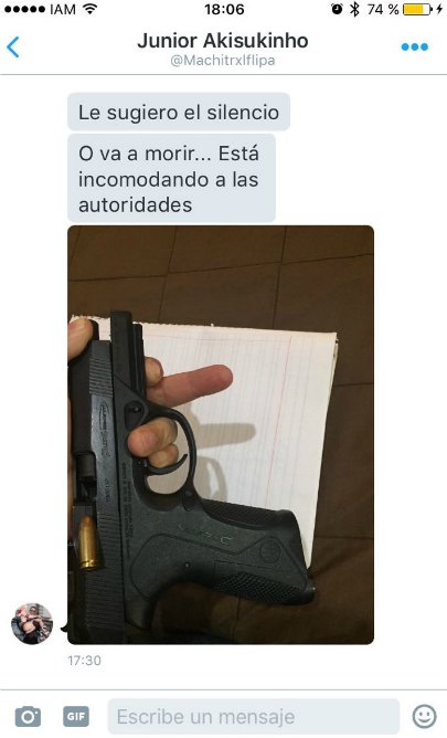 Captura de pantalla de móvil con la  fotografía de una pistola amenazando